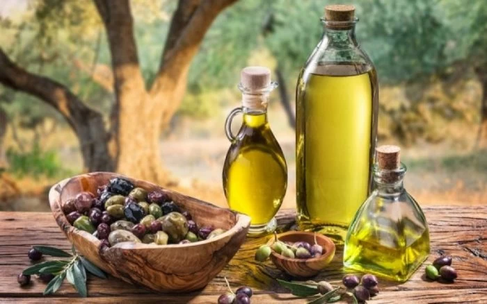 Ελαιόλαδο: Το καλύτερο πρωινό δυναμωτικό – Γιατί πρέπει να το πίνετε με άδειο στομάχι